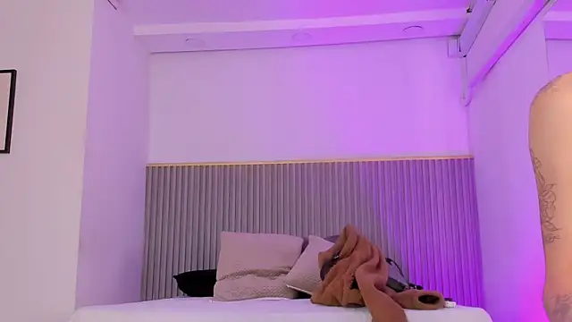 ashvalentine  online show from April 17, 2026, 7:38 pm