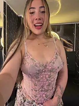 ManuelaVeeleez online show from April 21, 2026, 3:02 am