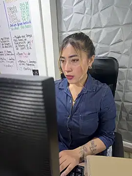 ManuelaVeeleez online show from April 22, 2026, 1:45 am