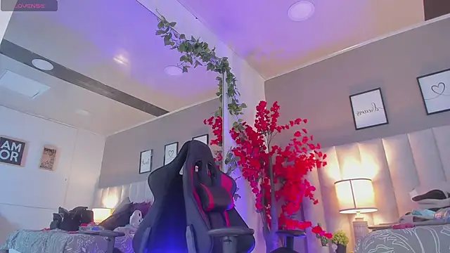 Kiara Kismet  online show from April 22, 2026, 9:32 pm