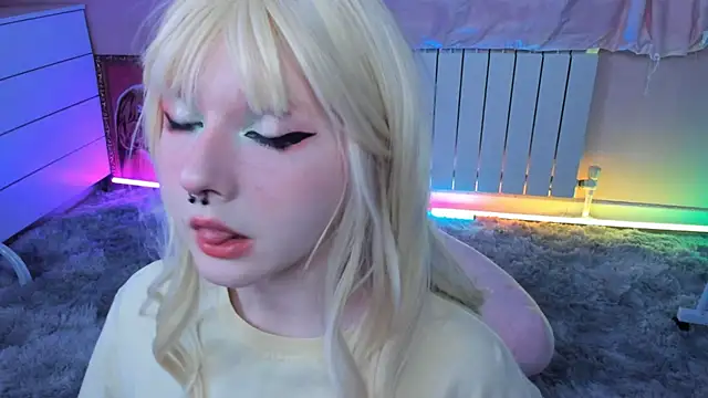 EvaforHIM online show from April 21, 2026, 9:32 pm