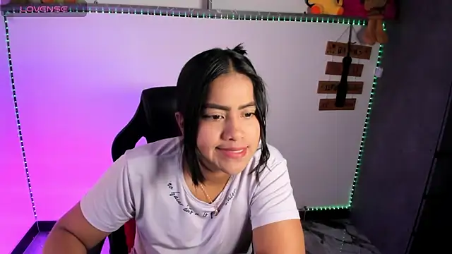 vickylatina  online show from March 10, 2026, 1:04 pm