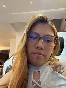 Lia Sterling online show from April 23, 2026, 1:23 am