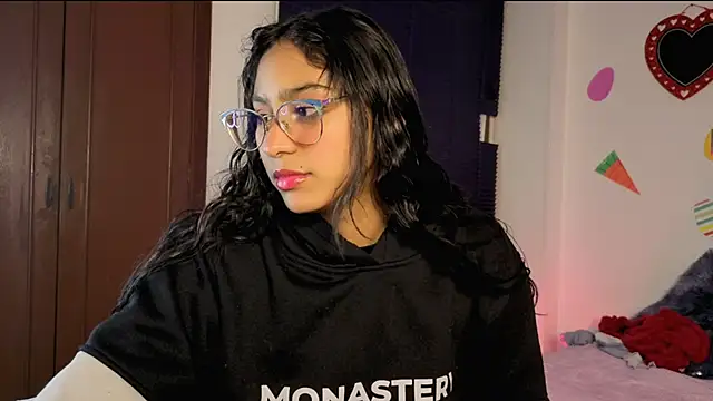 PaulaCutexs online show from April 15, 2026, 4:07 am