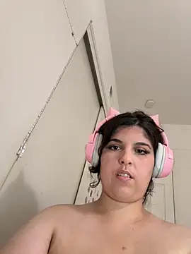 Snapshot of Yasminebbyxx chatting on July 9, 2026, 9:43 am Yasminebbyxx online show from July 9, 2026, 9:43 am