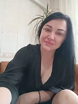 Snapshot of Elsie-Nora chatting on June 4, 2026, 7:13 am Elsie-Nora online show from June 4, 2026, 7:13 am