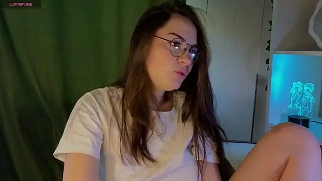 dark honey  online show from May 17, 2026, 1:49 am