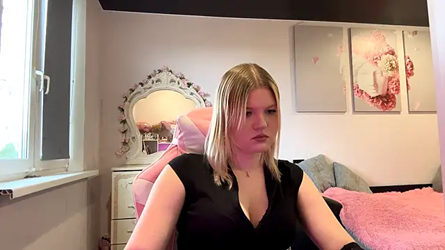 SweettAnny online show from June 19, 2026, 2:23 pm