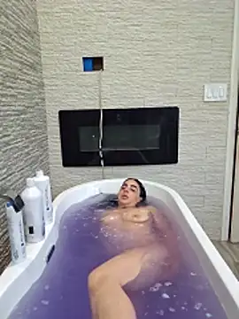 JuicyJulia08 online show from April 22, 2026, 2:07 am