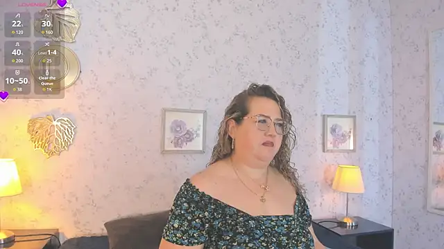 Martinacurvy  online show from June 4, 2026, 10:20 am
