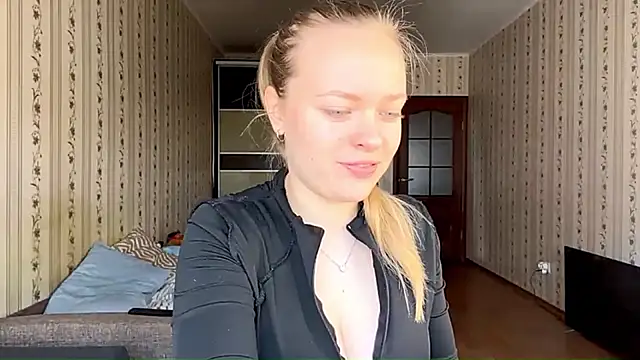 LolaZola online show from April 29, 2026, 7:45 am