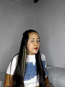 Paulina 06 online show from June 6, 2026, 8:03 pm