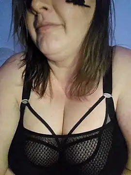 nika-W online show from April 18, 2026, 7:51 pm