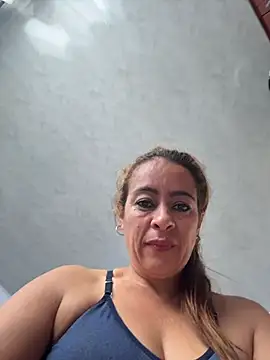 Natigoonzalez online show from April 20, 2026, 1:13 pm