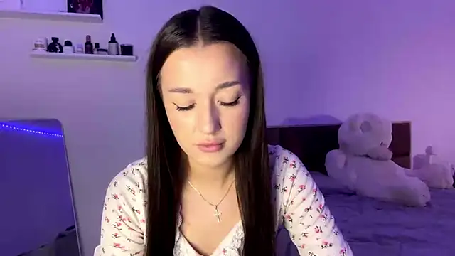 SophieLaine online show from June 18, 2026, 5:07 pm