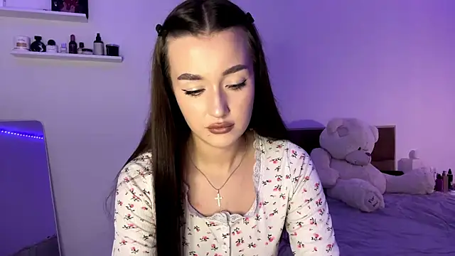SophieLaine online show from June 17, 2026, 4:17 pm