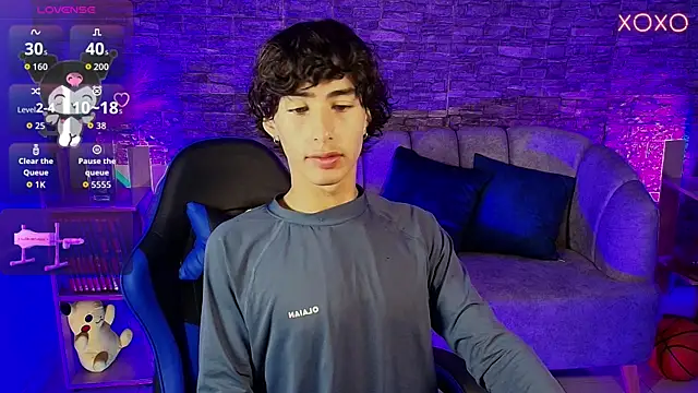 santi foxxx  online show from April 21, 2026, 11:17 am