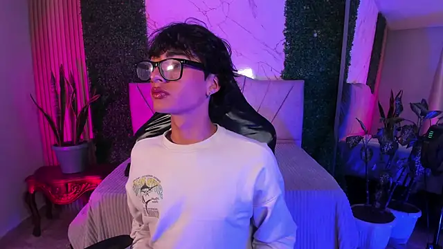 santi foxxx  online show from April 22, 2026, 2:51 am