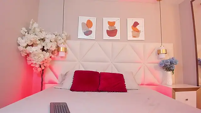 Luna vans online show from April 19, 2026, 1:12 pm