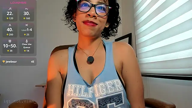 Laena Castillo online show from April 18, 2026, 7:07 pm