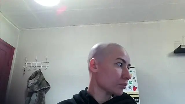 Julia Bright online show from April 30, 2026, 5:09 pm