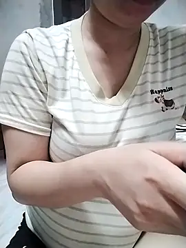 Girl lovebaby online show from May 11, 2026, 10:27 am