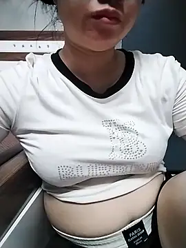 Girl lovebaby online show from May 16, 2026, 12:48 pm
