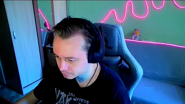 MeLanXolik online show from May 19, 2026, 9:49 am