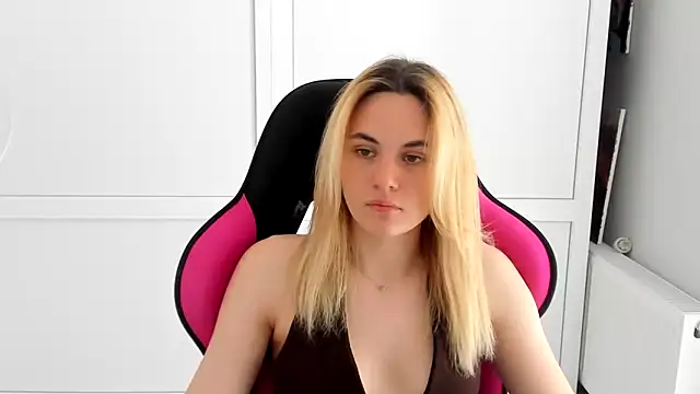 Emma starrs  online show from June 15, 2026, 9:53 am
