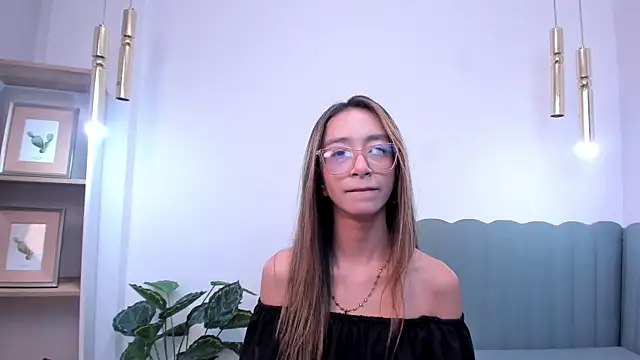 HannaCarttier  online show from June 26, 2026, 12:11 pm