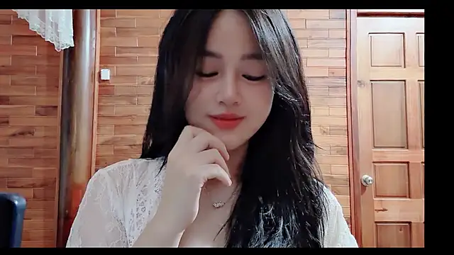 Bee-Cherry online show from June 17, 2026, 1:27 am