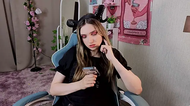 NocturneHuntress online show from June 25, 2026, 7:57 am