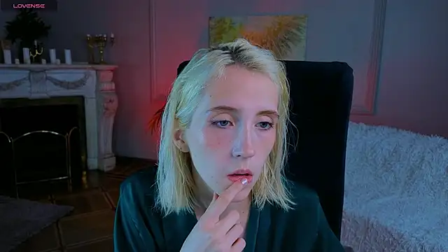 Elen  Moore online show from June 25, 2026, 5:12 am