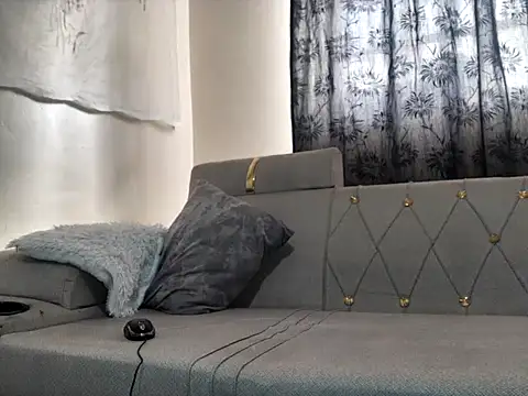 sexyleah25 online show from June 18, 2026, 9:58 am