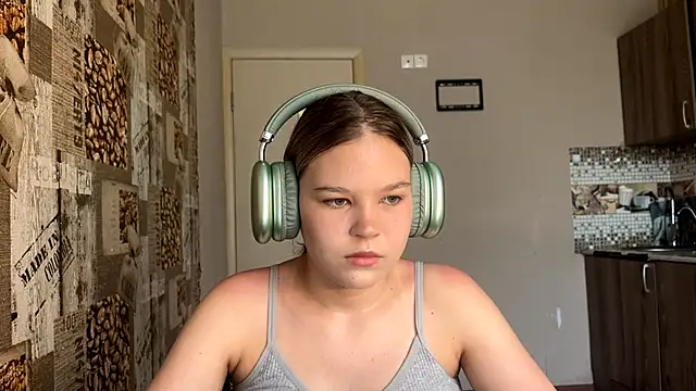 HellyRay online show from June 18, 2026, 2:55 pm