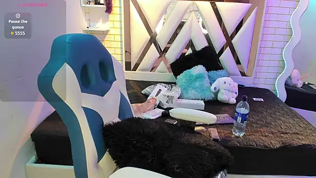Lua bloom  online show from June 25, 2026, 2:31 am