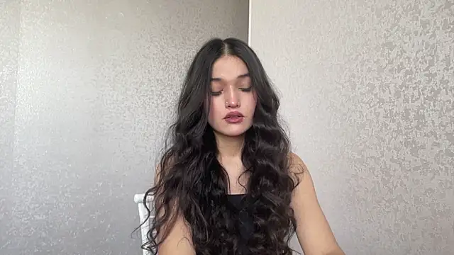 LisetteParajon online show from July 14, 2026, 5:01 am