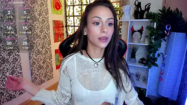 Snapshot of Petite_Moly chatting on June 3, 2026, 8:48 am Petite Moly online show from June 3, 2026, 8:48 am