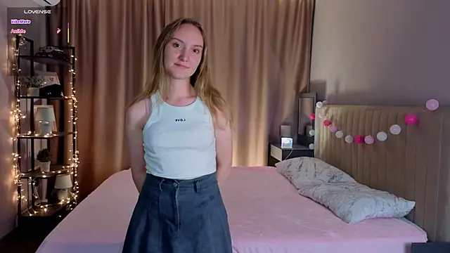 JenevaLitalien online show from June 11, 2026, 6:16 pm