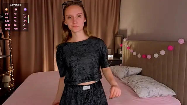 JenevaLitalien online show from June 10, 2026, 6:31 pm