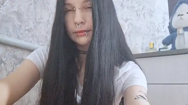 KrissyHiott online show from June 17, 2026, 4:12 am