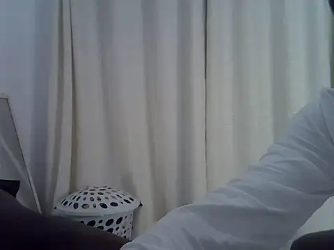 Laurachocolate online show from June 26, 2026, 3:51 pm