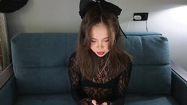 JuliaBeng online show from November 1, 2025, 12:43 pm