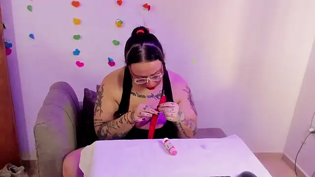 MiaYMolly online show from June 21, 2026, 9:09 pm