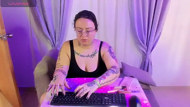 MiaYMolly online show from June 14, 2026, 6:20 pm