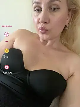 YourBlondee online show from June 14, 2026, 4:35 am