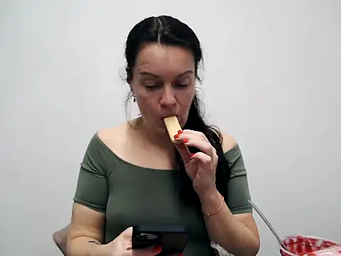 LoveNBloom online show from December 3, 2024, 8:01 pm