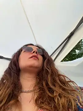 DaisyVibesss online show from May 23, 2026, 1:54 pm