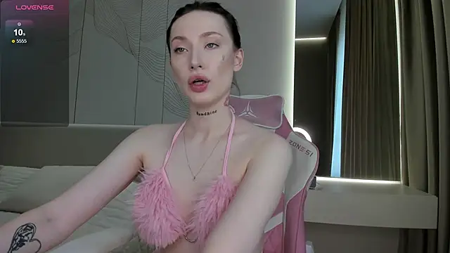 JenniferQueen11 online show from June 12, 2026, 4:10 am