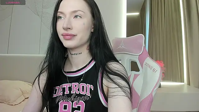 JenniferQueen11 online show from June 15, 2026, 11:26 pm